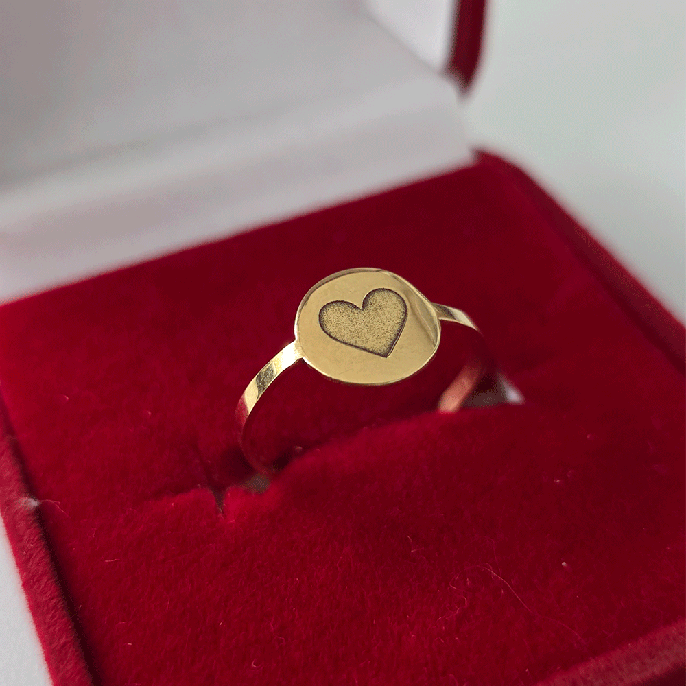 Anel Coração Rebaixado em Circulo em ouro 18k